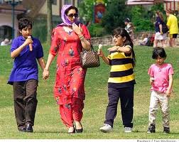 شهيد محترمه بينظير ڀٽو پنهنجن ٻارن بلاول، آصفه، ۽ بختاور سان گڏ